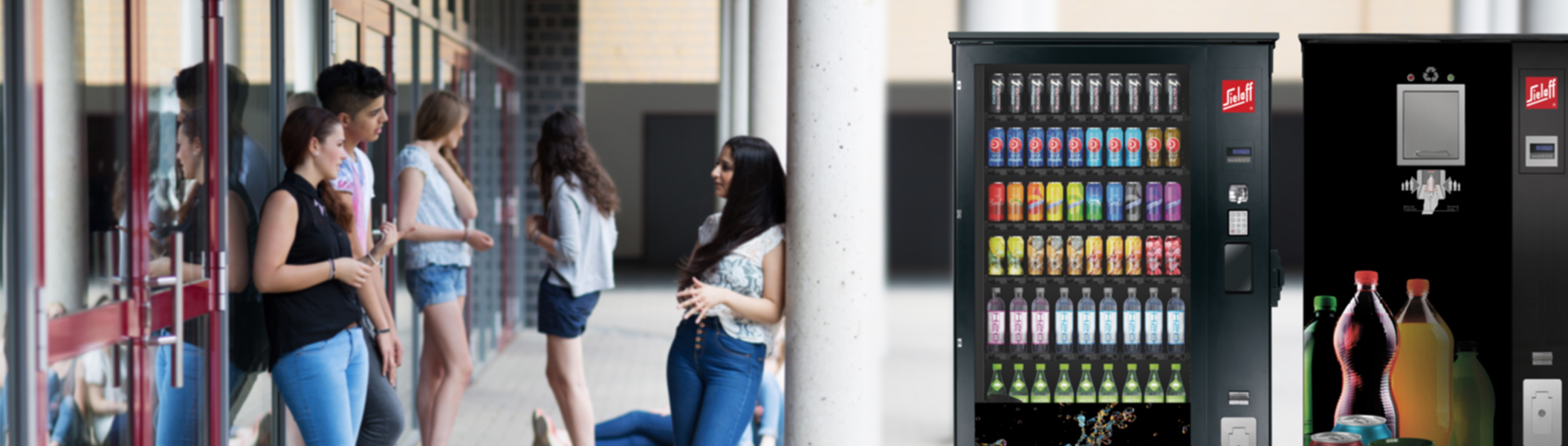 Bildungseinrichtung Eine Gruppe Schüler neben zwei Automaten