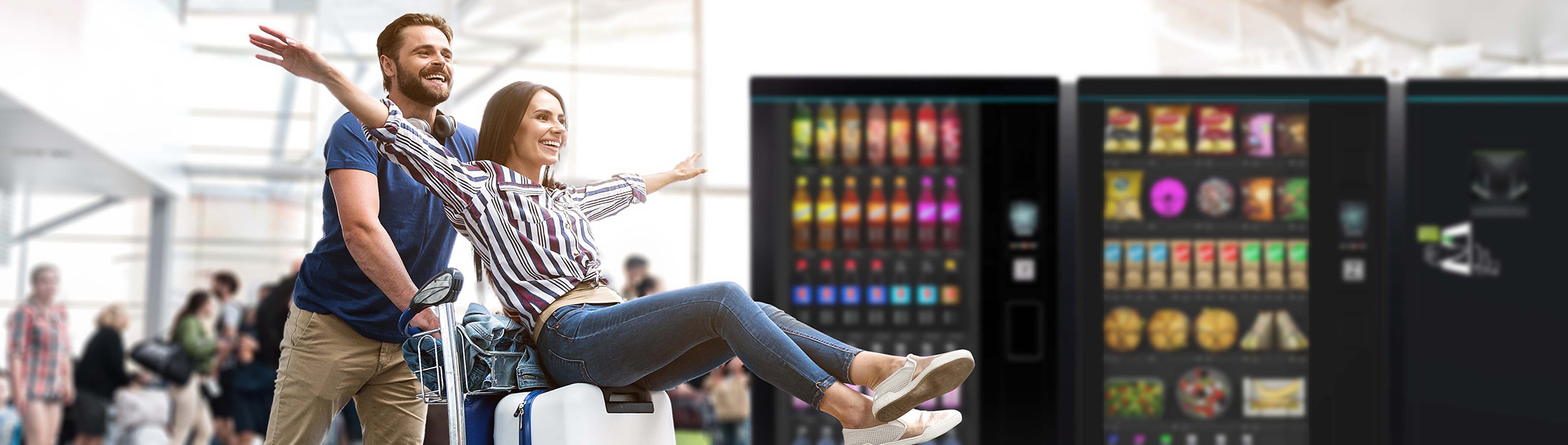 Flughafen Automaten hinter Menschen auf dem Flughafen