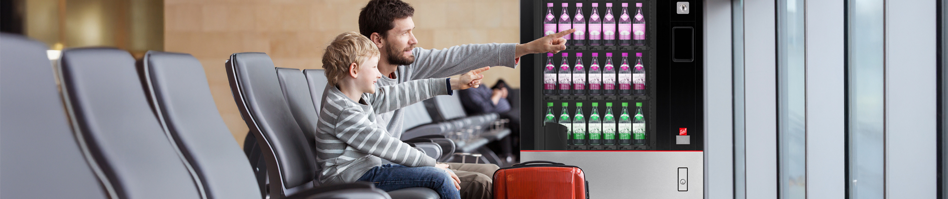 Automaten hinter Menschen auf dem Flughafen