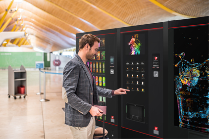 Flughafen Ein Mann an Automaten auf einem Flughafen