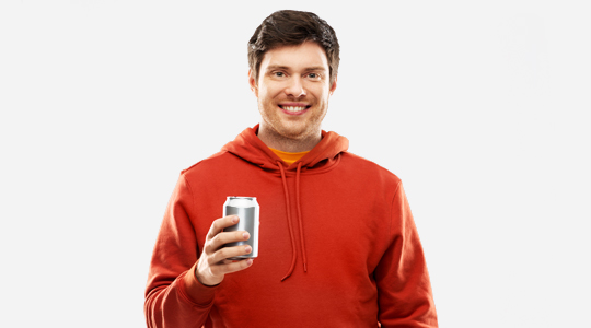 Ein Mann mit einer Getränkedose in der Hand