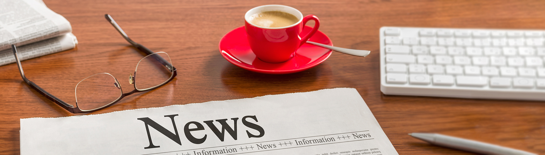 News Ein Bild einer Zeitung und einer Kaffeetasse