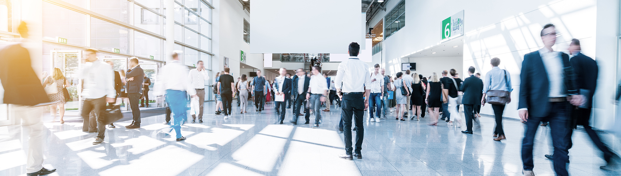 Messen Menschen auf einer Messe