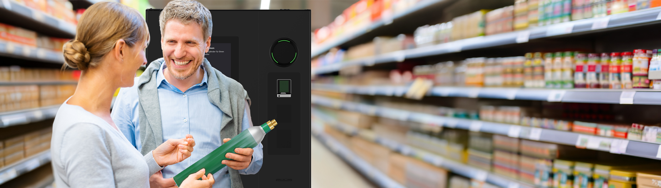 SiLine® SiLoop CO2 Ein Mann und eine Frau stehen vor dem SiLine SiLoop CO2 Tauschautomaten im Supermarkt, der Mann hält eine grüne CO2 Flasche in der Hand. Im Hintergrund sind Regale mit Waren zu sehen.
