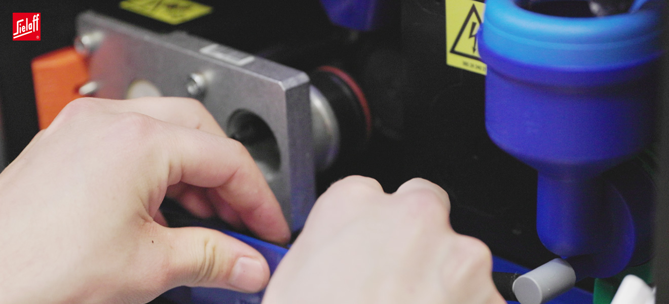 Ein Automatenfachmann bei der Arbeit