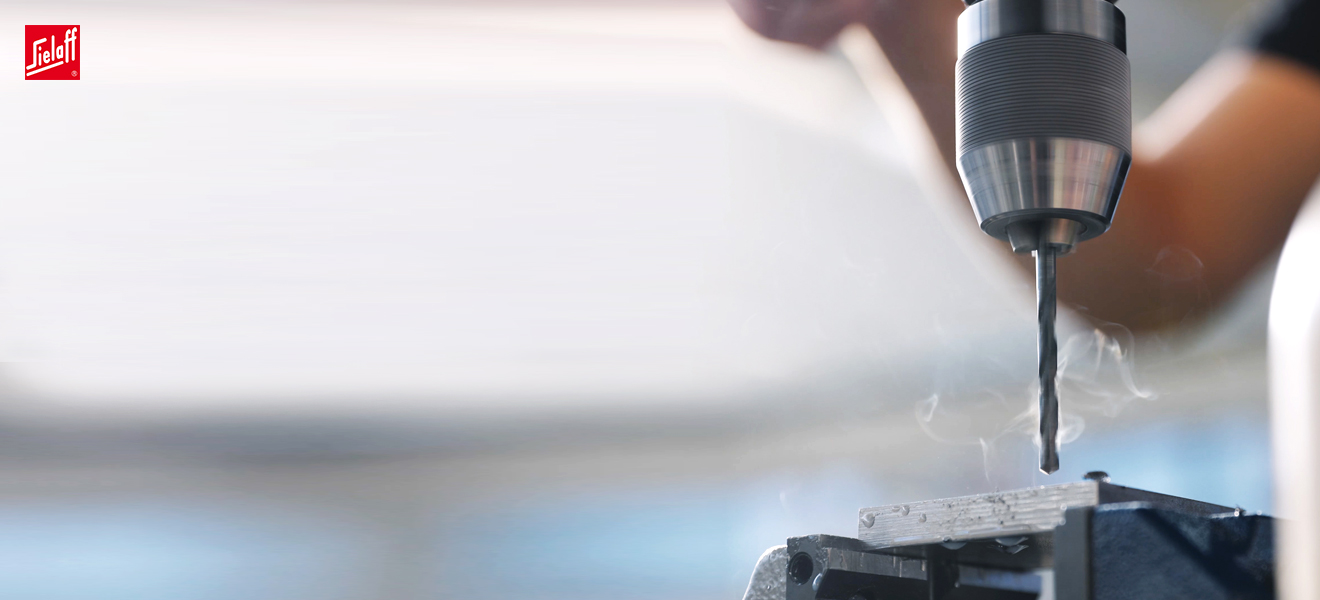 Ein Industriemechaniker mit einem Bohrer