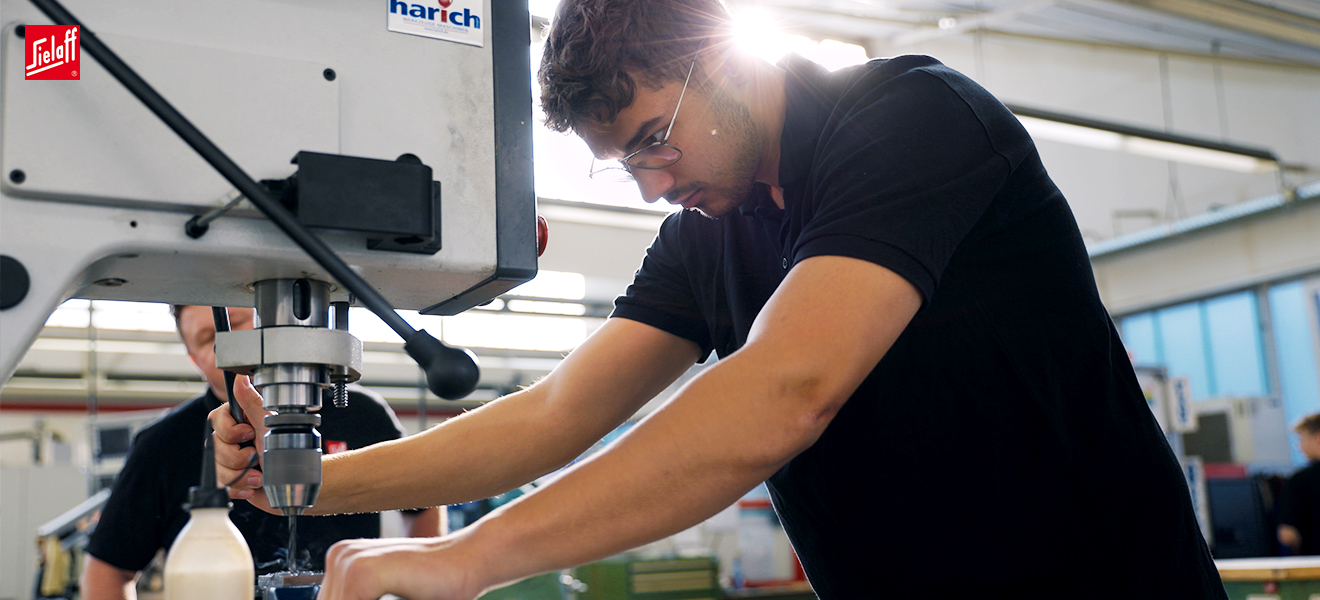 Ein Industriemechaniker an einer Maschine