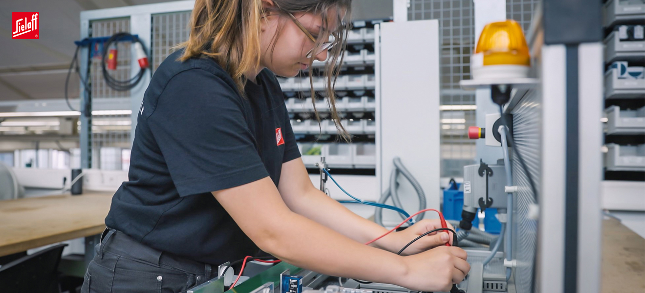 Eine Mechatronikerin bei der Arbeit