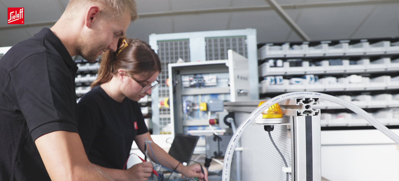 Zwei Mechatroniker bei der Arbeit