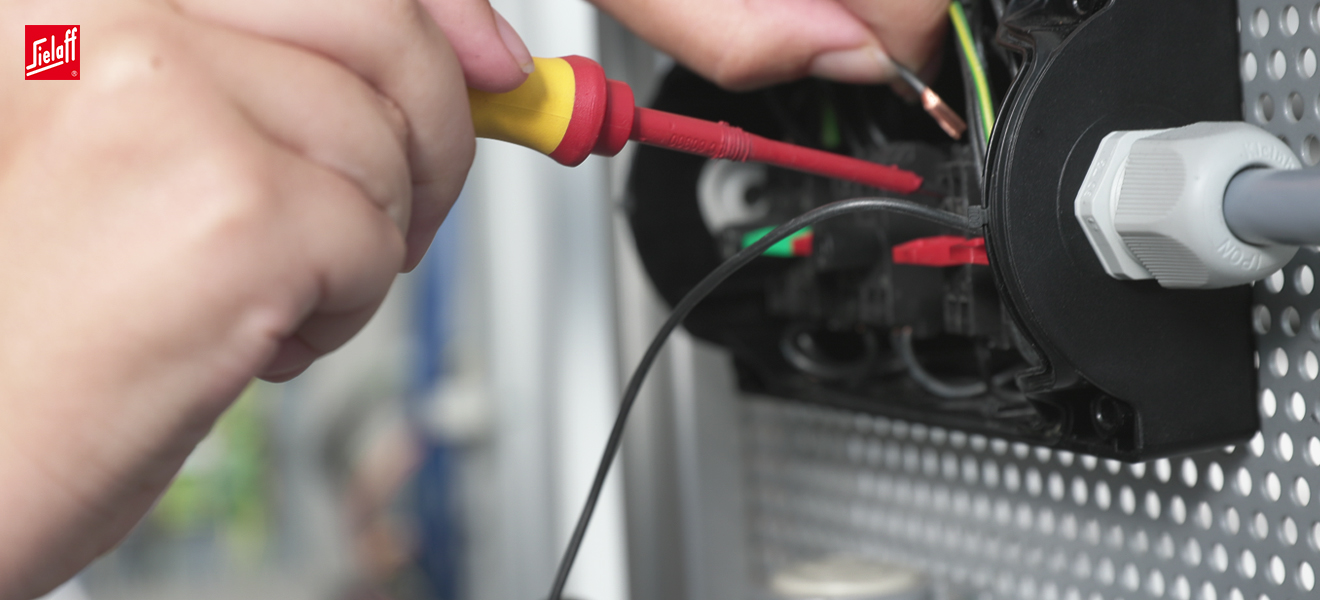 Ein Mechatroniker bei der Arbeit