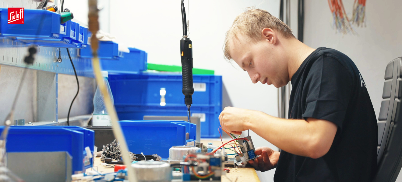 Ein Industrieelektriker für Betriebstechnik bei der Arbeit