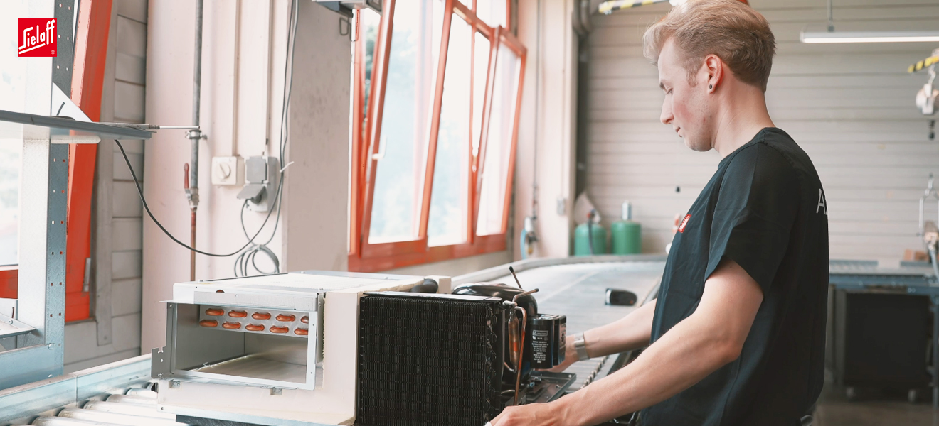 Ein Mechatroniker für Kältetechnik bei der Arbeit