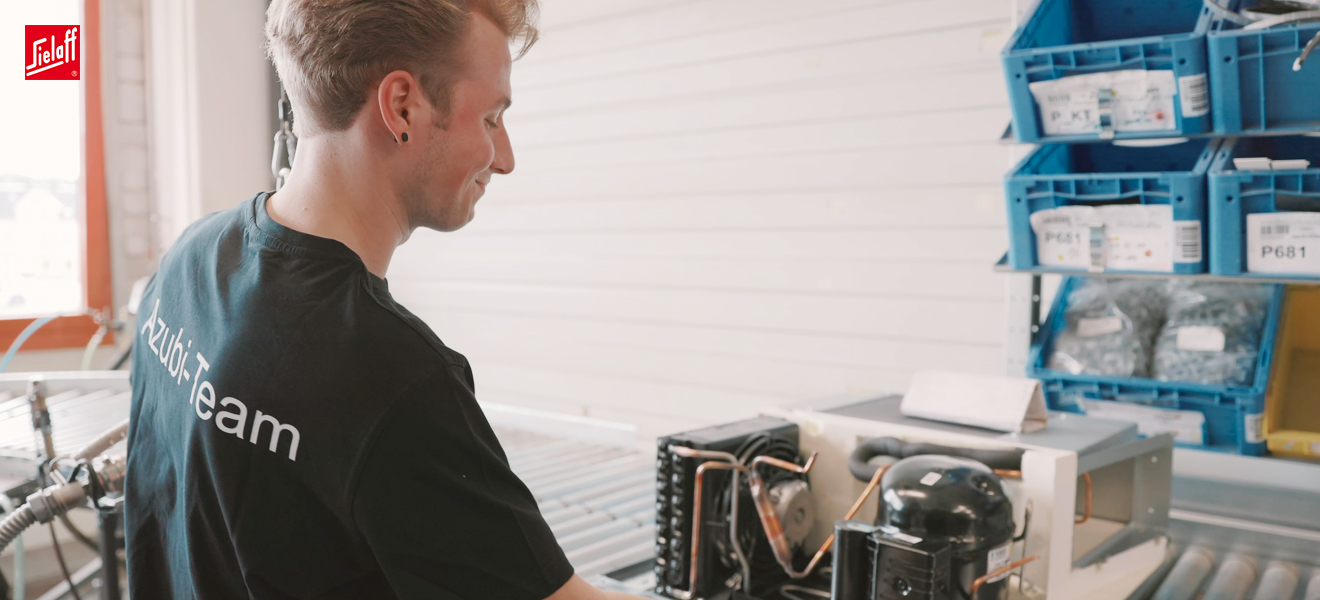 Ein Mechatroniker für Kältetechnik bei der Arbeit