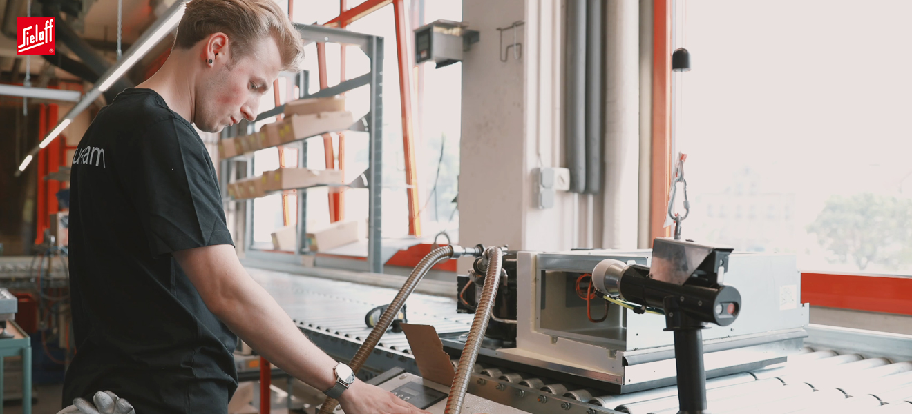 Ein Mechatroniker für Kältetechnik an einer Maschine