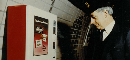 Ein Bild eines Automaten in einer Ubahnstation