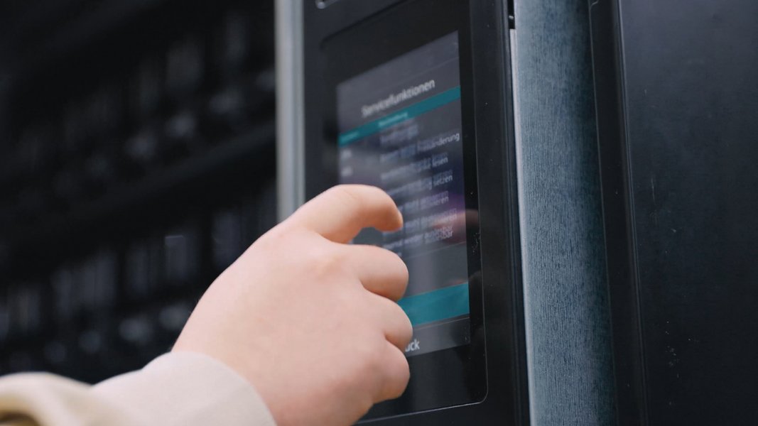 Ein Fachinformatiker für Anwendungsentwicklung vor einem Automaten