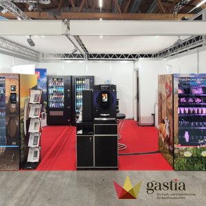 Messestand von Sielaff Schweiz GmbH mit Kaffeeautomaten und Snackautomaten auf rotem Teppichboden bei der Gastia 2026 Fachmesse