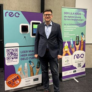 Ein Sielaff Mitarbeiter steht vor dem Rücknahmesystem SiCompact ECO