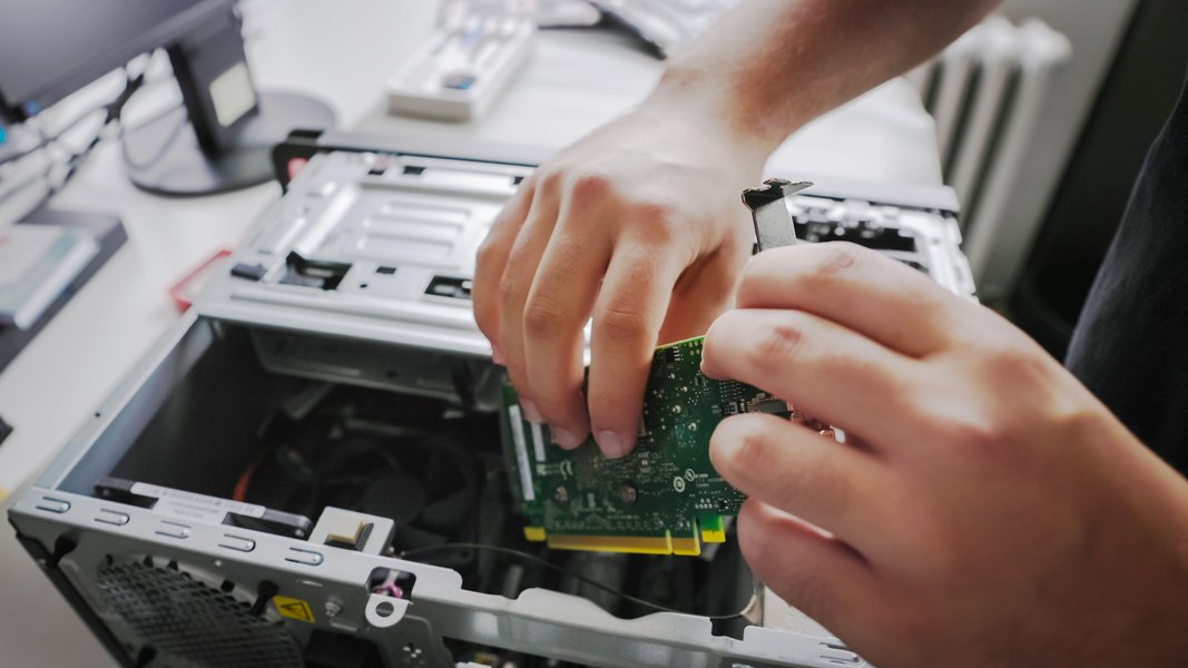 Ein Fachinformatiker arbeitet an einer Platine